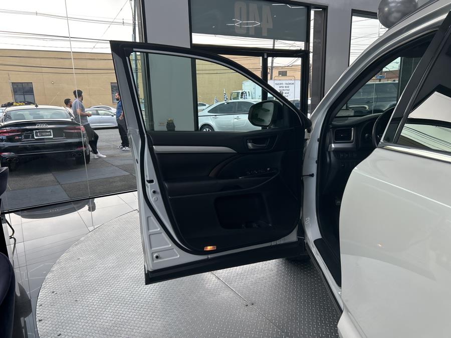 2019 Toyota Highlander XLE V6 AWD (Natl), available for sale in Jersey City, New Jersey | Luxe Auto Galleria. Jersey City, New Jersey 2019 Toyota Highlander XLE V6 AWD (Natl), available for sale in Jersey City, New Jersey | Luxe Auto Galleria. Jersey City, New Jersey