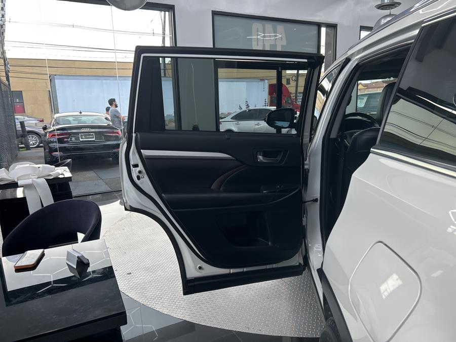 2019 Toyota Highlander XLE V6 AWD (Natl), available for sale in Jersey City, New Jersey | Luxe Auto Galleria. Jersey City, New Jersey 2019 Toyota Highlander XLE V6 AWD (Natl), available for sale in Jersey City, New Jersey | Luxe Auto Galleria. Jersey City, New Jersey