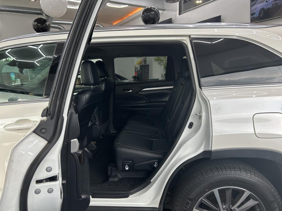 2019 Toyota Highlander XLE V6 AWD (Natl), available for sale in Jersey City, New Jersey | Luxe Auto Galleria. Jersey City, New Jersey 2019 Toyota Highlander XLE V6 AWD (Natl), available for sale in Jersey City, New Jersey | Luxe Auto Galleria. Jersey City, New Jersey