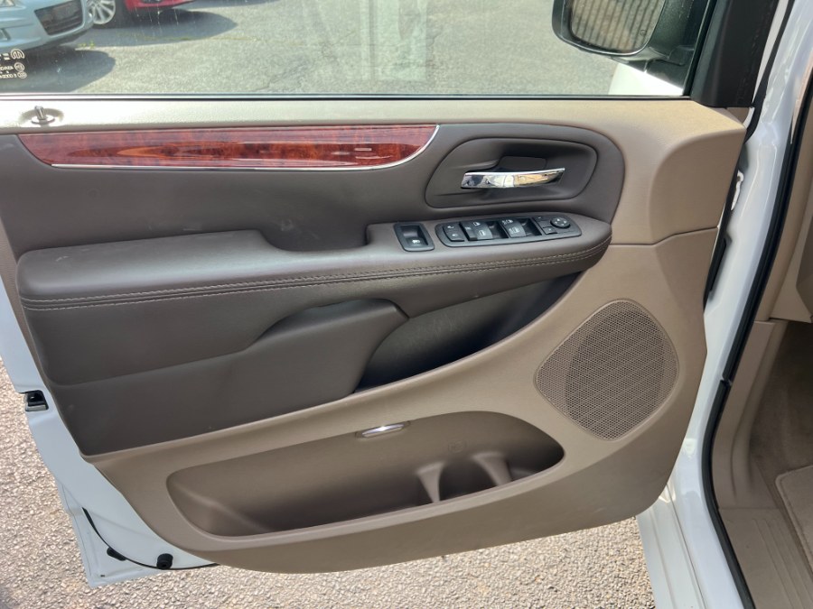 2014 Chrysler Town & Country 4dr Wgn Touring, available for sale in Westfield, Massachusetts | Auto Wings Cop. Westfield, Massachusetts 2014 Chrysler Town & Country 4dr Wgn Touring, available for sale in Westfield, Massachusetts | Auto Wings Cop. Westfield, Massachusetts