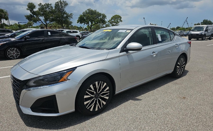 Used 2023 Nissan Altima in Fort Myers, Florida | Carlux Fort Myers. Fort Myers, Florida