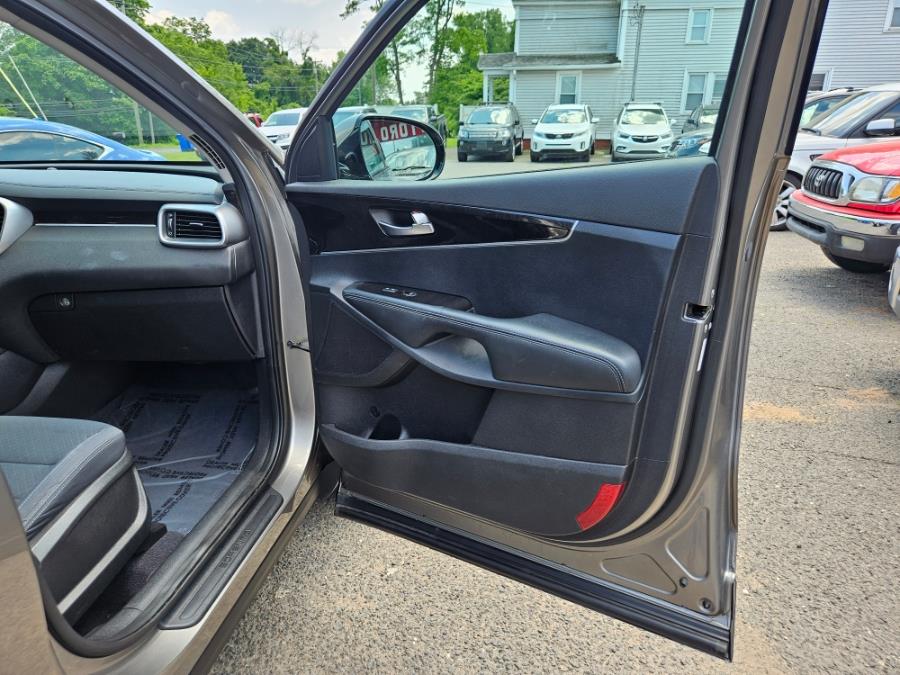 2016 Kia Sorento AWD 4dr 2.4L LX, available for sale in East Windsor, Connecticut | Toro Auto. East Windsor, Connecticut 2016 Kia Sorento AWD 4dr 2.4L LX, available for sale in East Windsor, Connecticut | Toro Auto. East Windsor, Connecticut