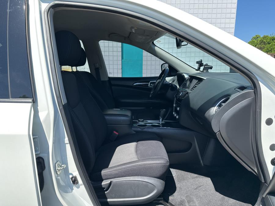 2018 Nissan Pathfinder 4D SV 4WD 3.5L V6, available for sale in Milford, Connecticut | Dealertown Auto Wholesalers. Milford, Connecticut 2018 Nissan Pathfinder 4D SV 4WD 3.5L V6, available for sale in Milford, Connecticut | Dealertown Auto Wholesalers. Milford, Connecticut