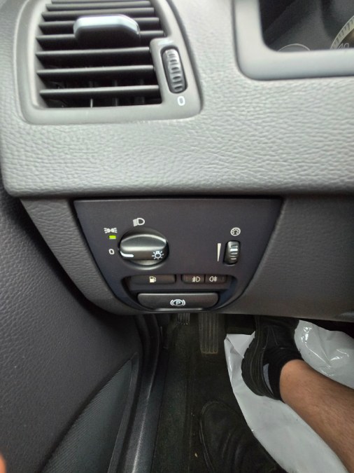 2011 Volvo XC90 AWD 4dr I6, available for sale in Bristol, Connecticut | Dealmax Motors LLC. Bristol, Connecticut 2011 Volvo XC90 AWD 4dr I6, available for sale in Bristol, Connecticut | Dealmax Motors LLC. Bristol, Connecticut