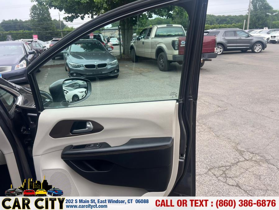 2017 Chrysler Pacifica Touring-L FWD, available for sale in East Windsor, Connecticut | Car City LLC. East Windsor, Connecticut 2017 Chrysler Pacifica Touring-L FWD, available for sale in East Windsor, Connecticut | Car City LLC. East Windsor, Connecticut