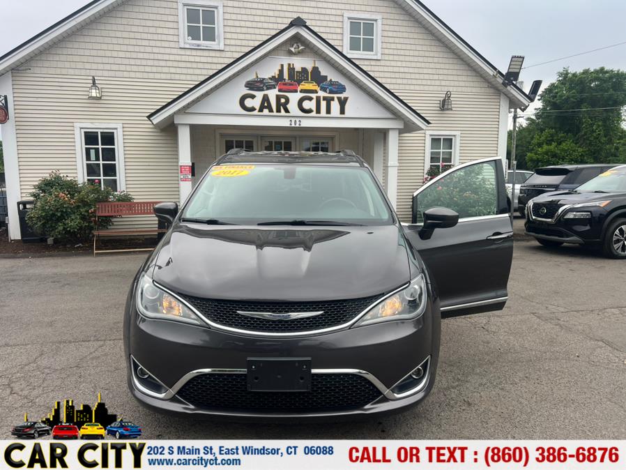 2017 Chrysler Pacifica Touring-L FWD, available for sale in East Windsor, Connecticut | Car City LLC. East Windsor, Connecticut 2017 Chrysler Pacifica Touring-L FWD, available for sale in East Windsor, Connecticut | Car City LLC. East Windsor, Connecticut