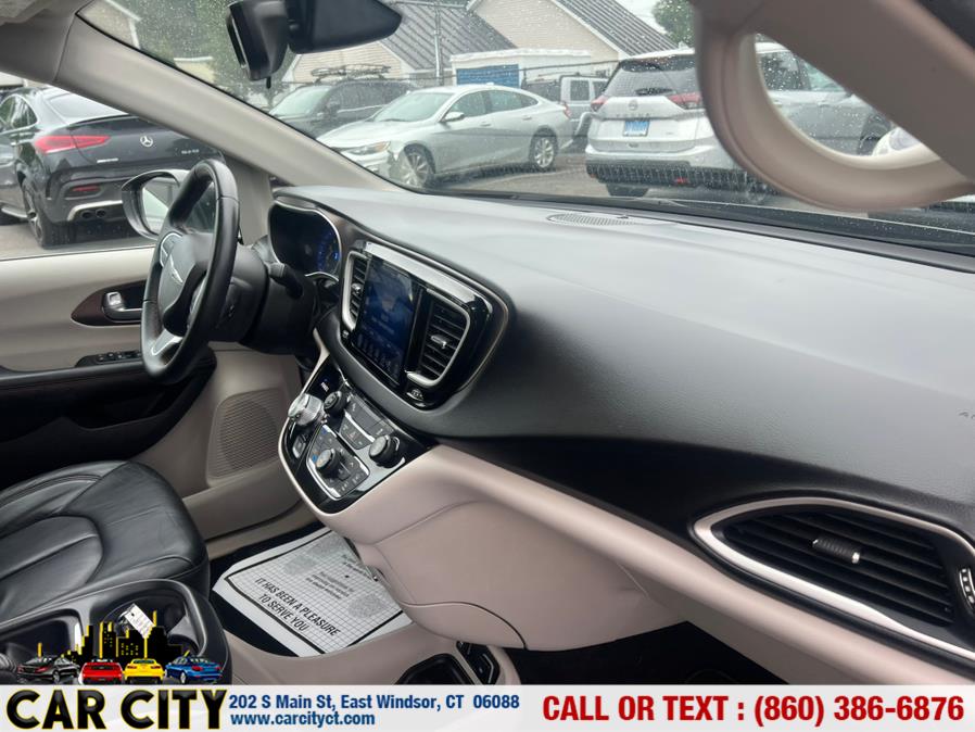 2017 Chrysler Pacifica Touring-L FWD, available for sale in East Windsor, Connecticut | Car City LLC. East Windsor, Connecticut 2017 Chrysler Pacifica Touring-L FWD, available for sale in East Windsor, Connecticut | Car City LLC. East Windsor, Connecticut