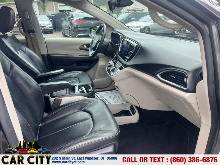 2017 Chrysler Pacifica Touring-L FWD, available for sale in East Windsor, Connecticut | Car City LLC. East Windsor, Connecticut 2017 Chrysler Pacifica Touring-L FWD, available for sale in East Windsor, Connecticut | Car City LLC. East Windsor, Connecticut
