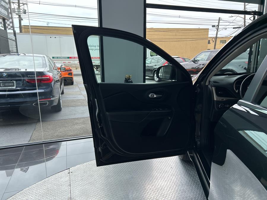 2016 Jeep Cherokee 4WD 4dr Limited, available for sale in Jersey City, New Jersey | Luxe Auto Galleria. Jersey City, New Jersey 2016 Jeep Cherokee 4WD 4dr Limited, available for sale in Jersey City, New Jersey | Luxe Auto Galleria. Jersey City, New Jersey
