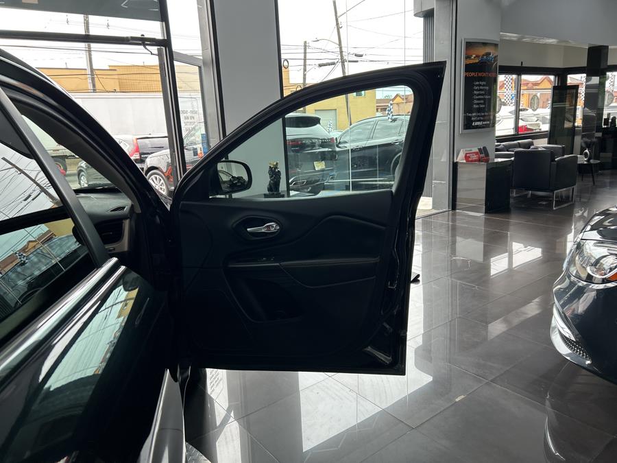 2016 Jeep Cherokee 4WD 4dr Limited, available for sale in Jersey City, New Jersey | Luxe Auto Galleria. Jersey City, New Jersey 2016 Jeep Cherokee 4WD 4dr Limited, available for sale in Jersey City, New Jersey | Luxe Auto Galleria. Jersey City, New Jersey
