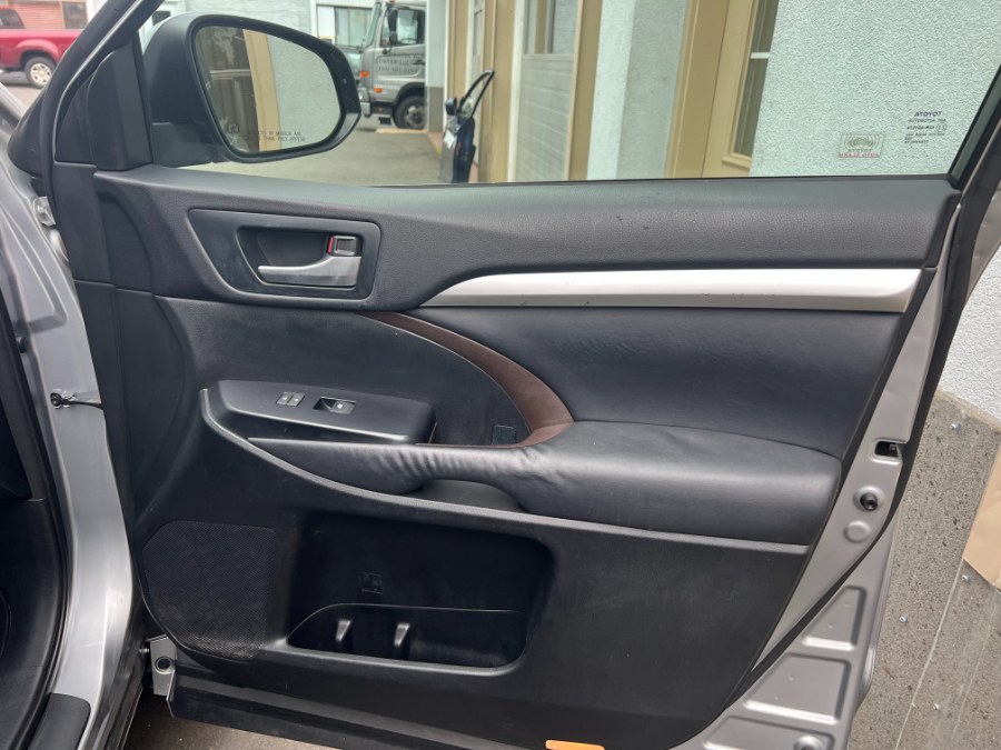 2015 Toyota Highlander AWD 4dr V6 XLE (Natl), available for sale in Bristol, Connecticut | Bristol Auto Center LLC. Bristol, Connecticut 2015 Toyota Highlander AWD 4dr V6 XLE (Natl), available for sale in Bristol, Connecticut | Bristol Auto Center LLC. Bristol, Connecticut