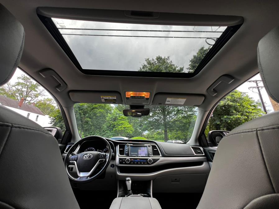 2017 Toyota Highlander XLE V6 AWD (Natl), available for sale in Irvington, New Jersey | Elis Motors Corp. Irvington, New Jersey 2017 Toyota Highlander XLE V6 AWD (Natl), available for sale in Irvington, New Jersey | Elis Motors Corp. Irvington, New Jersey
