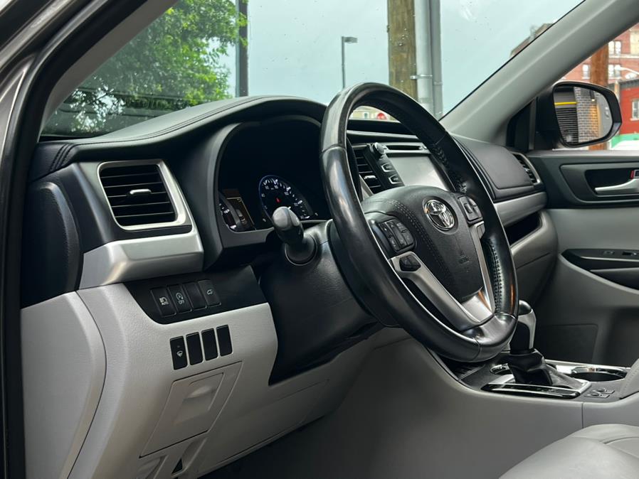 2017 Toyota Highlander XLE V6 AWD (Natl), available for sale in Irvington, New Jersey | Elis Motors Corp. Irvington, New Jersey 2017 Toyota Highlander XLE V6 AWD (Natl), available for sale in Irvington, New Jersey | Elis Motors Corp. Irvington, New Jersey