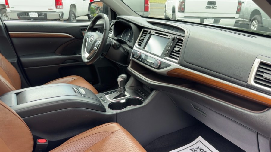 2017 Toyota Highlander Limited V6 AWD (Natl), available for sale in Waterbury, Connecticut | West End Automotive Center. Waterbury, Connecticut 2017 Toyota Highlander Limited V6 AWD (Natl), available for sale in Waterbury, Connecticut | West End Automotive Center. Waterbury, Connecticut