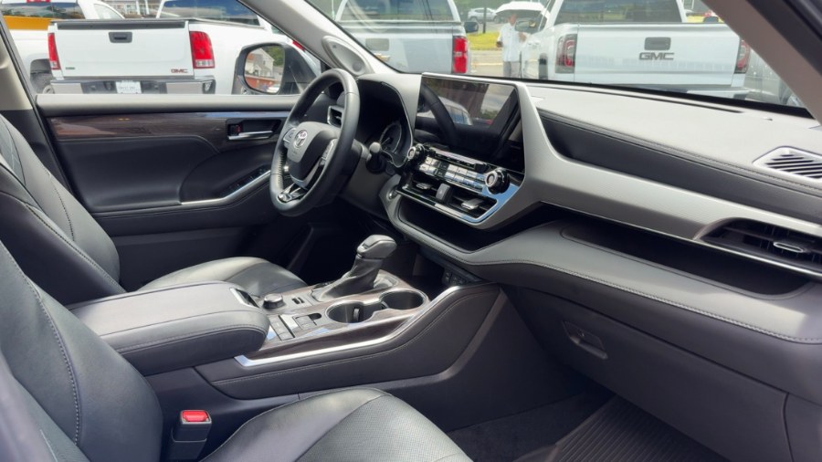 2022 Toyota Highlander Platinum AWD (Natl), available for sale in Waterbury, Connecticut | West End Automotive Center. Waterbury, Connecticut 2022 Toyota Highlander Platinum AWD (Natl), available for sale in Waterbury, Connecticut | West End Automotive Center. Waterbury, Connecticut