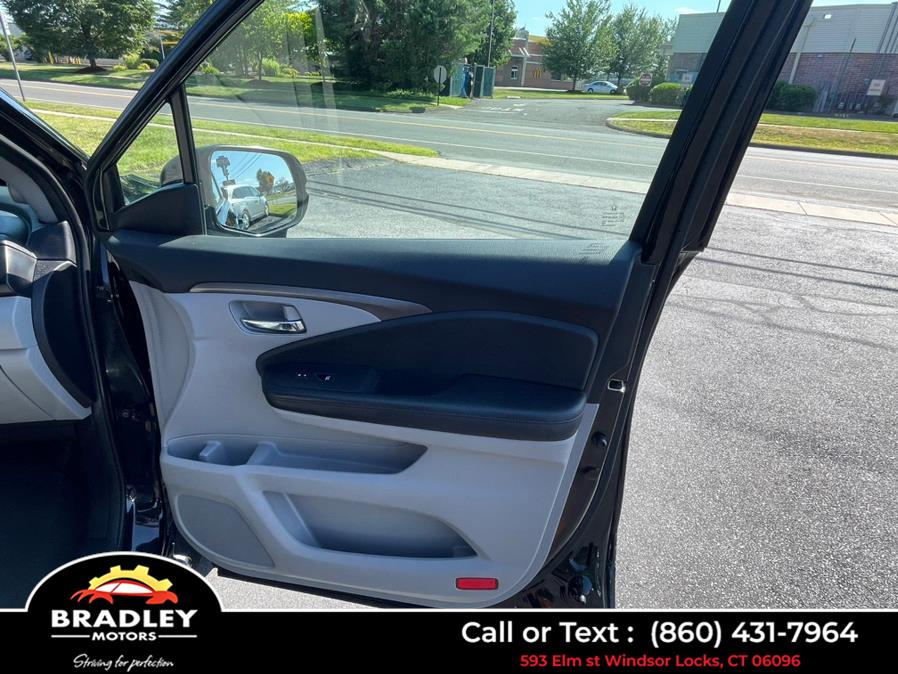 2017 Honda Pilot EX AWD, available for sale in Windsor Locks, Connecticut | Bradley Motors Inc. Windsor Locks, Connecticut 2017 Honda Pilot EX AWD, available for sale in Windsor Locks, Connecticut | Bradley Motors Inc. Windsor Locks, Connecticut