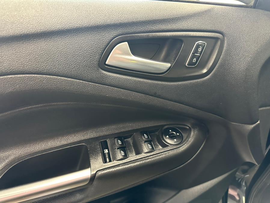 2016 Ford Escape 4WD 4dr SE, available for sale in Inwood, New York | 5 Towns Drive. Inwood, New York 2016 Ford Escape 4WD 4dr SE, available for sale in Inwood, New York | 5 Towns Drive. Inwood, New York