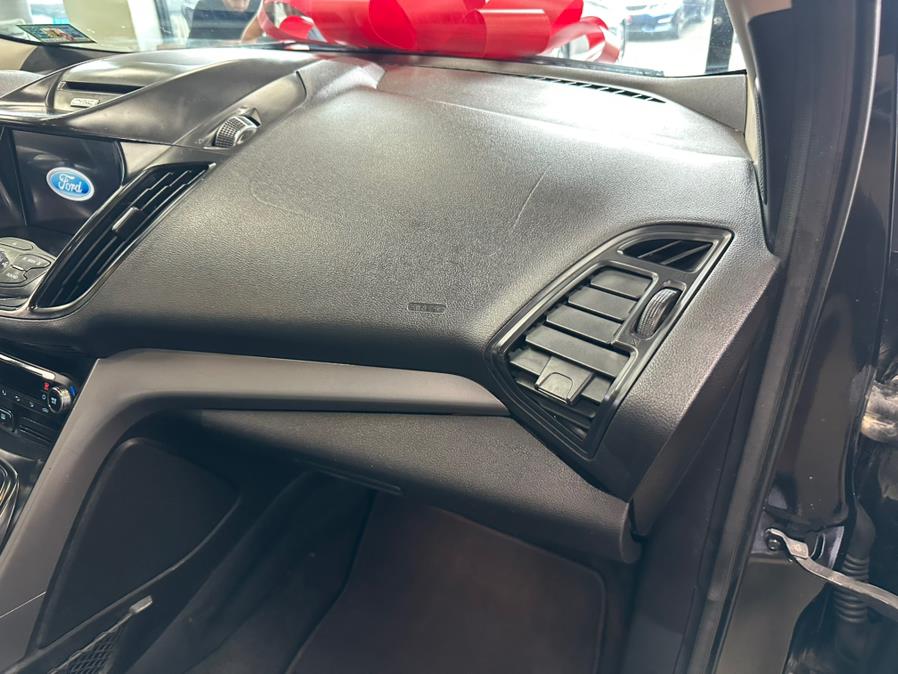 2016 Ford Escape 4WD 4dr SE, available for sale in Inwood, New York | 5 Towns Drive. Inwood, New York 2016 Ford Escape 4WD 4dr SE, available for sale in Inwood, New York | 5 Towns Drive. Inwood, New York
