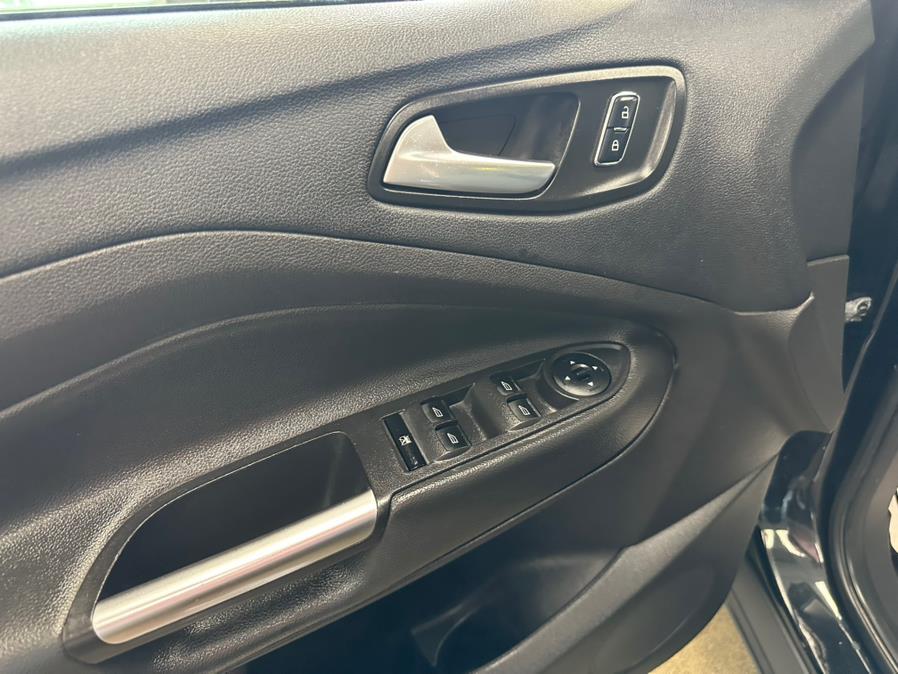 2016 Ford Escape 4WD 4dr SE, available for sale in Inwood, New York | 5 Towns Drive. Inwood, New York 2016 Ford Escape 4WD 4dr SE, available for sale in Inwood, New York | 5 Towns Drive. Inwood, New York