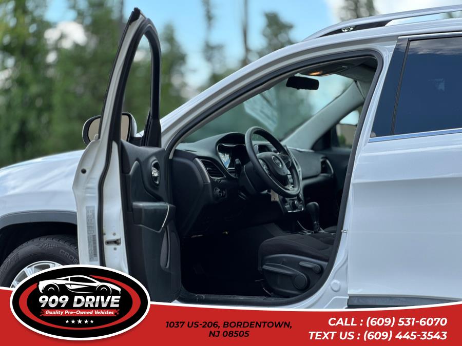 2019 Jeep Cherokee Latitude FWD, available for sale in BORDENTOWN, New Jersey | 909 Drive. BORDENTOWN, New Jersey 2019 Jeep Cherokee Latitude FWD, available for sale in BORDENTOWN, New Jersey | 909 Drive. BORDENTOWN, New Jersey