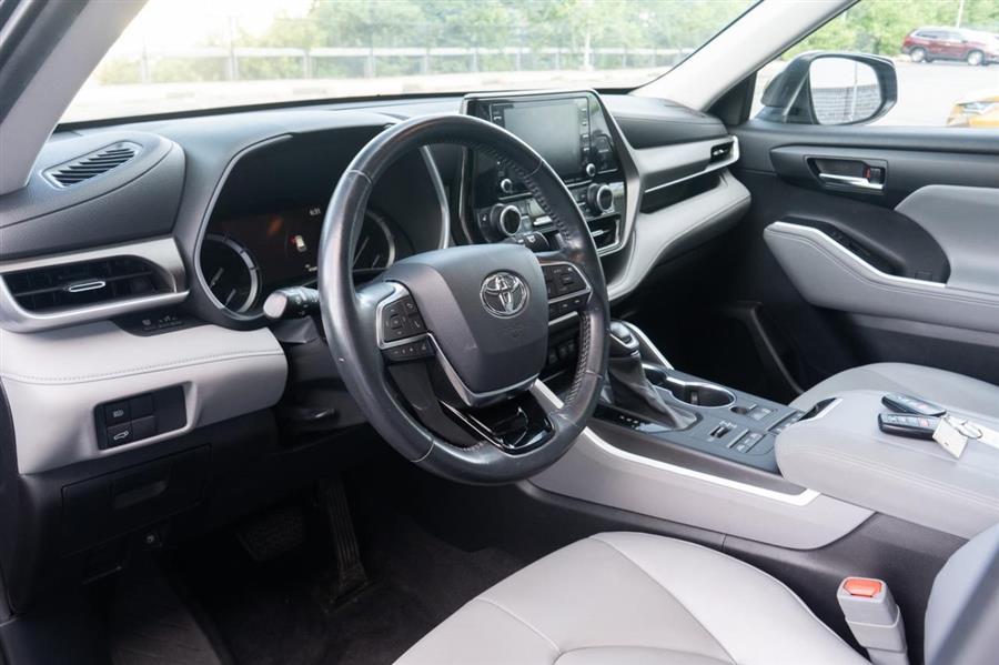 2021 Toyota Highlander XLE photo 2