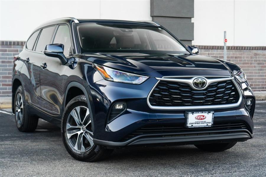 2021 Toyota Highlander XLE photo 3