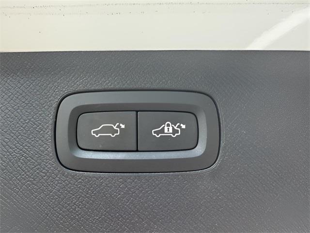 2016 Volvo Xc90 T6 Momentum, available for sale in Stratford, Connecticut | Wiz Leasing Inc. Stratford, Connecticut 2016 Volvo Xc90 T6 Momentum, available for sale in Stratford, Connecticut | Wiz Leasing Inc. Stratford, Connecticut