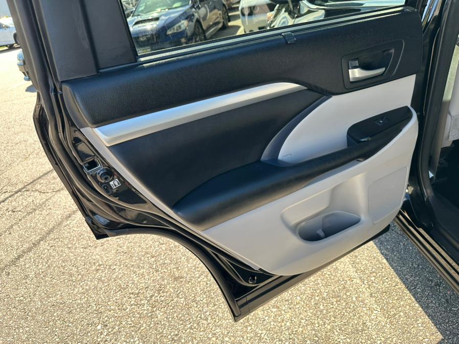 2016 Toyota Highlander AWD 4dr V6 XLE (Natl), available for sale in South Windsor, Connecticut | Mike And Tony Auto Sales, Inc. South Windsor, Connecticut 2016 Toyota Highlander AWD 4dr V6 XLE (Natl), available for sale in South Windsor, Connecticut | Mike And Tony Auto Sales, Inc. South Windsor, Connecticut