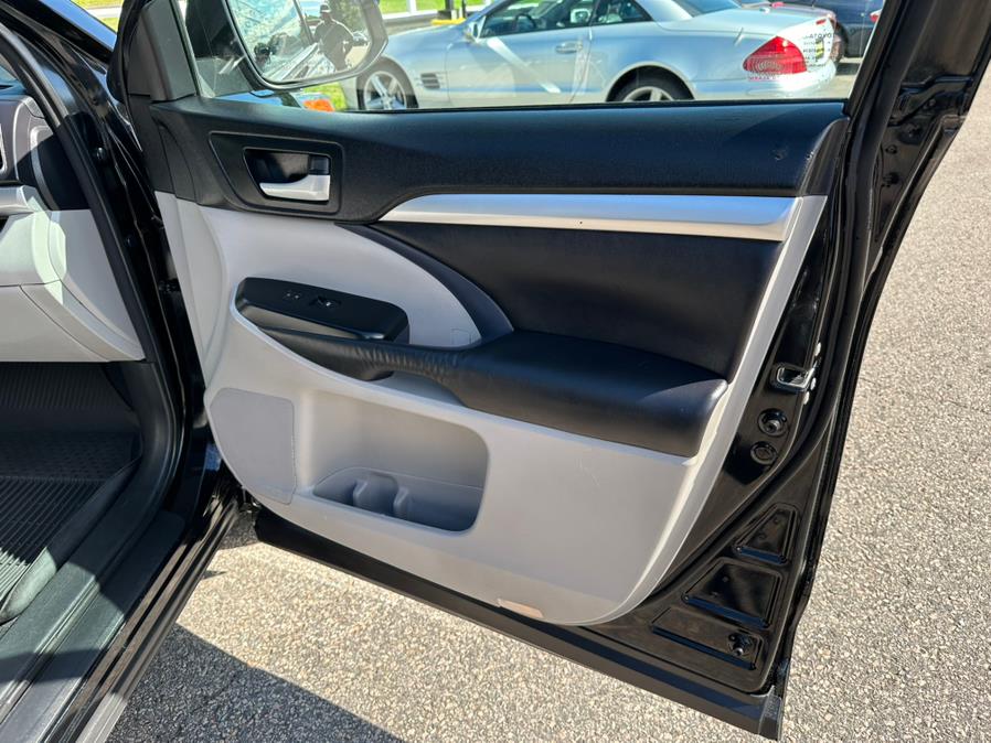 2016 Toyota Highlander AWD 4dr V6 XLE (Natl), available for sale in South Windsor, Connecticut | Mike And Tony Auto Sales, Inc. South Windsor, Connecticut 2016 Toyota Highlander AWD 4dr V6 XLE (Natl), available for sale in South Windsor, Connecticut | Mike And Tony Auto Sales, Inc. South Windsor, Connecticut