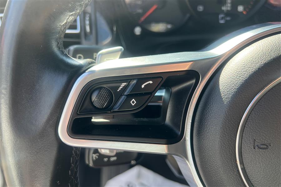 2020 Porsche Macan photo 18