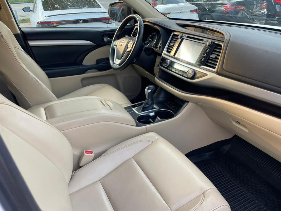 2017 Toyota Highlander XLE V6 AWD (Natl), available for sale in Worcester, Massachusetts | Sophia's Auto Sales Inc. Worcester, Massachusetts 2017 Toyota Highlander XLE V6 AWD (Natl), available for sale in Worcester, Massachusetts | Sophia's Auto Sales Inc. Worcester, Massachusetts