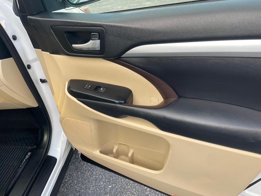 2017 Toyota Highlander XLE V6 AWD (Natl), available for sale in Worcester, Massachusetts | Sophia's Auto Sales Inc. Worcester, Massachusetts 2017 Toyota Highlander XLE V6 AWD (Natl), available for sale in Worcester, Massachusetts | Sophia's Auto Sales Inc. Worcester, Massachusetts