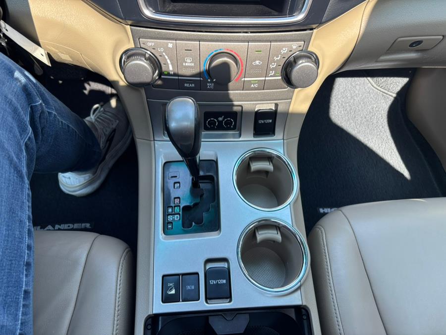 2013 Toyota Highlander 4WD 4dr V6 SE (Natl), available for sale in New haven, Connecticut | Wilson Maturo Motors. New haven, Connecticut 2013 Toyota Highlander 4WD 4dr V6 SE (Natl), available for sale in New haven, Connecticut | Wilson Maturo Motors. New haven, Connecticut