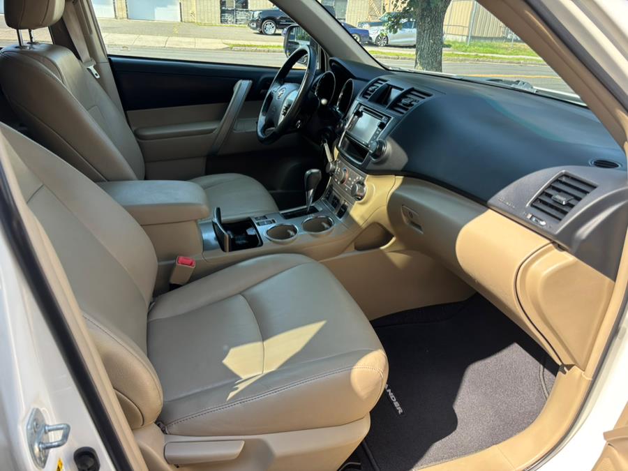 2013 Toyota Highlander 4WD 4dr V6 SE (Natl), available for sale in New haven, Connecticut | Wilson Maturo Motors. New haven, Connecticut 2013 Toyota Highlander 4WD 4dr V6 SE (Natl), available for sale in New haven, Connecticut | Wilson Maturo Motors. New haven, Connecticut