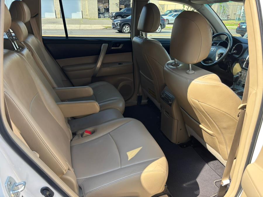 2013 Toyota Highlander 4WD 4dr V6 SE (Natl), available for sale in New haven, Connecticut | Wilson Maturo Motors. New haven, Connecticut 2013 Toyota Highlander 4WD 4dr V6 SE (Natl), available for sale in New haven, Connecticut | Wilson Maturo Motors. New haven, Connecticut