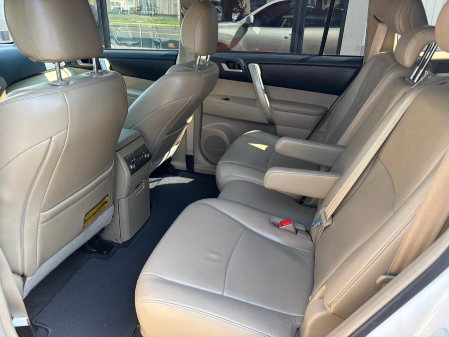 2013 Toyota Highlander 4WD 4dr V6 SE (Natl), available for sale in New haven, Connecticut | Wilson Maturo Motors. New haven, Connecticut 2013 Toyota Highlander 4WD 4dr V6 SE (Natl), available for sale in New haven, Connecticut | Wilson Maturo Motors. New haven, Connecticut