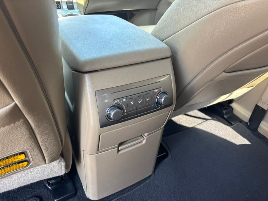 2013 Toyota Highlander 4WD 4dr V6 SE (Natl), available for sale in New haven, Connecticut | Wilson Maturo Motors. New haven, Connecticut 2013 Toyota Highlander 4WD 4dr V6 SE (Natl), available for sale in New haven, Connecticut | Wilson Maturo Motors. New haven, Connecticut