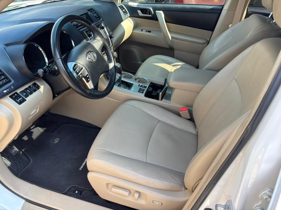 2013 Toyota Highlander 4WD 4dr V6 SE (Natl), available for sale in New haven, Connecticut | Wilson Maturo Motors. New haven, Connecticut 2013 Toyota Highlander 4WD 4dr V6 SE (Natl), available for sale in New haven, Connecticut | Wilson Maturo Motors. New haven, Connecticut