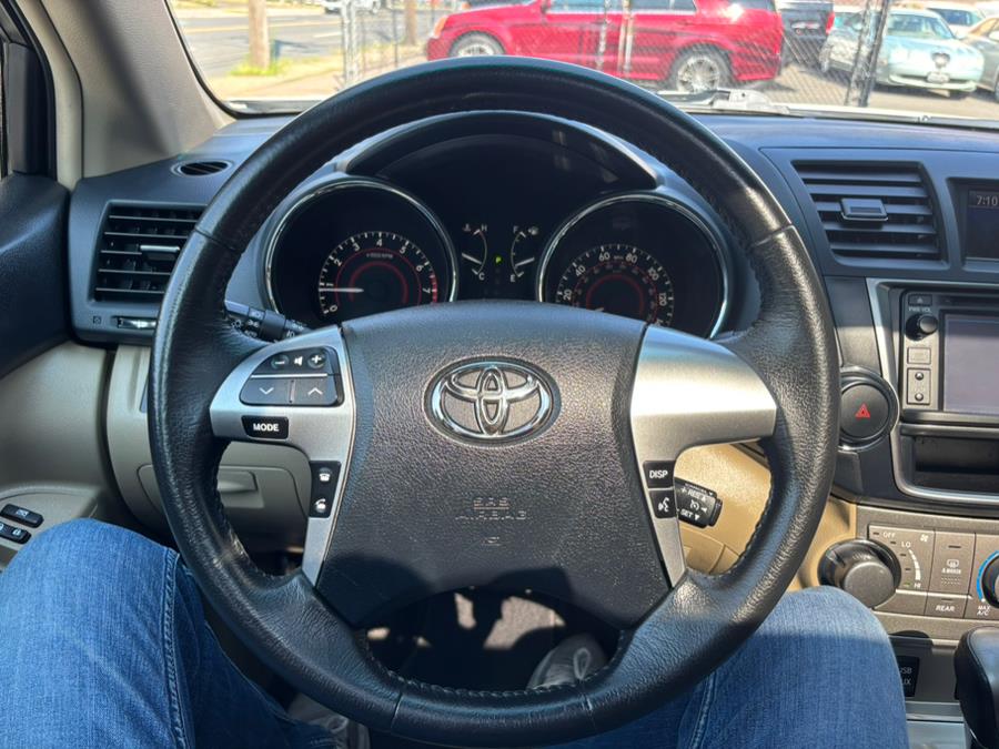 2013 Toyota Highlander 4WD 4dr V6 SE (Natl), available for sale in New haven, Connecticut | Wilson Maturo Motors. New haven, Connecticut 2013 Toyota Highlander 4WD 4dr V6 SE (Natl), available for sale in New haven, Connecticut | Wilson Maturo Motors. New haven, Connecticut