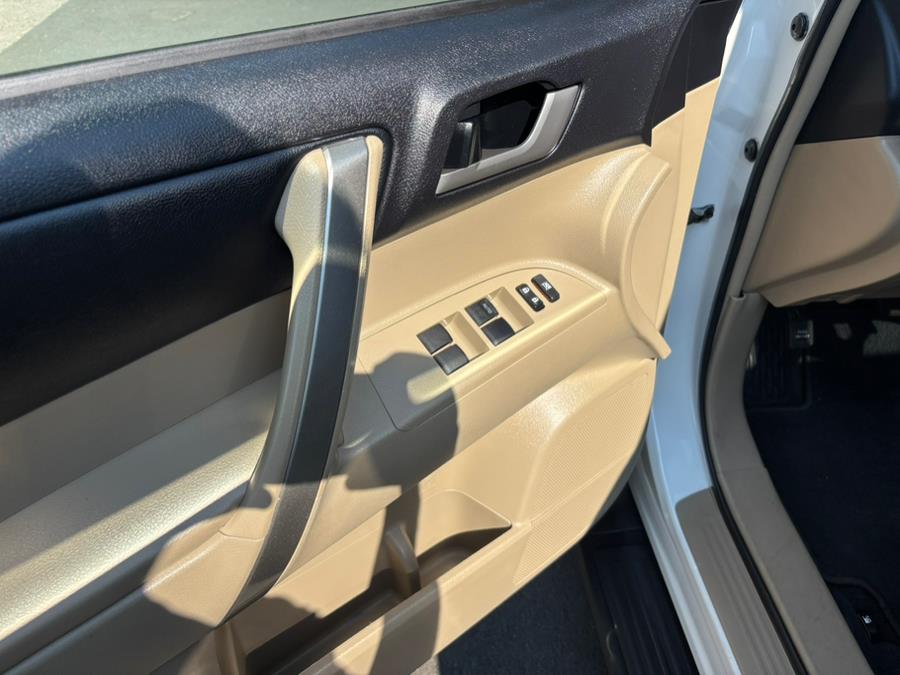2013 Toyota Highlander 4WD 4dr V6 SE (Natl), available for sale in New haven, Connecticut | Wilson Maturo Motors. New haven, Connecticut 2013 Toyota Highlander 4WD 4dr V6 SE (Natl), available for sale in New haven, Connecticut | Wilson Maturo Motors. New haven, Connecticut