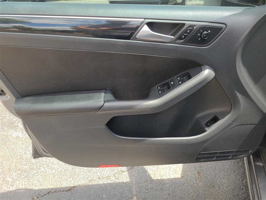 2015 Volkswagen Jetta Sedan 4dr Auto 1.8T Sport PZEV, available for sale in Canton, Connecticut | Lava Motors. Canton, Connecticut 2015 Volkswagen Jetta Sedan 4dr Auto 1.8T Sport PZEV, available for sale in Canton, Connecticut | Lava Motors. Canton, Connecticut