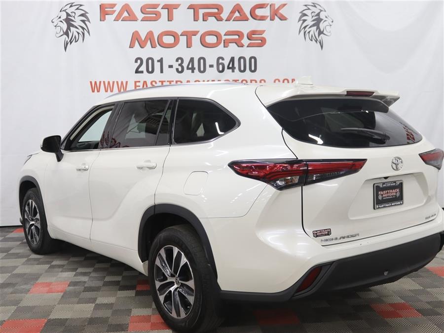 2021 Toyota Highlander XLE photo 2