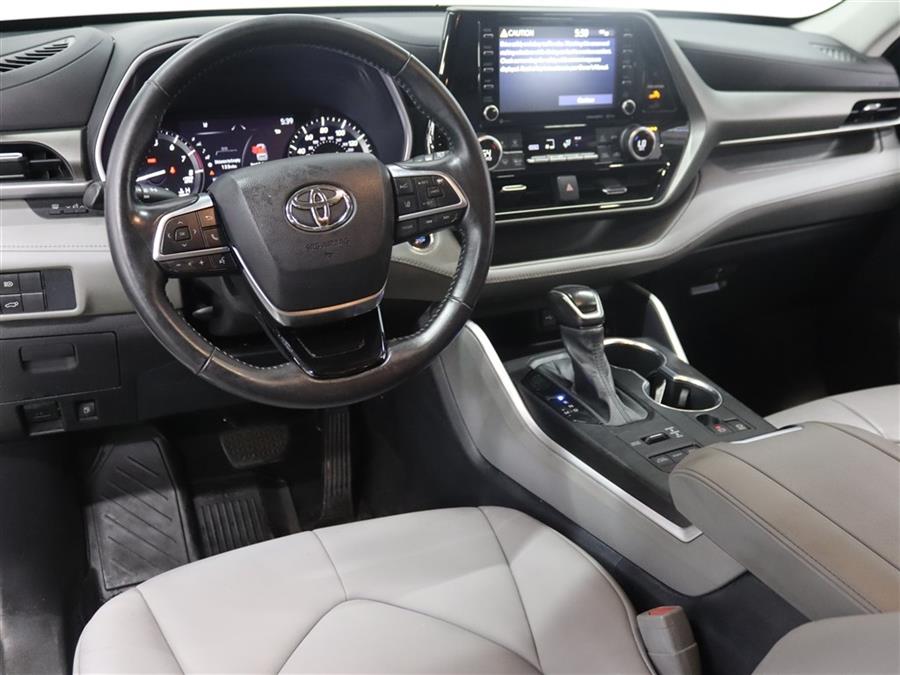 2021 Toyota Highlander XLE photo 3