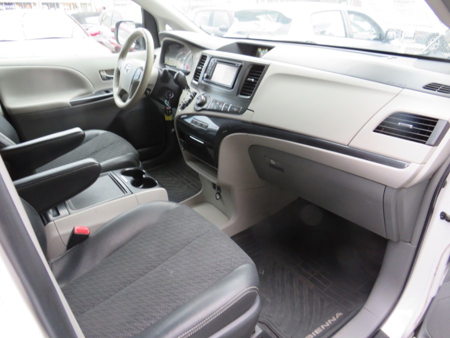 2014 Toyota Sienna SE photo 16