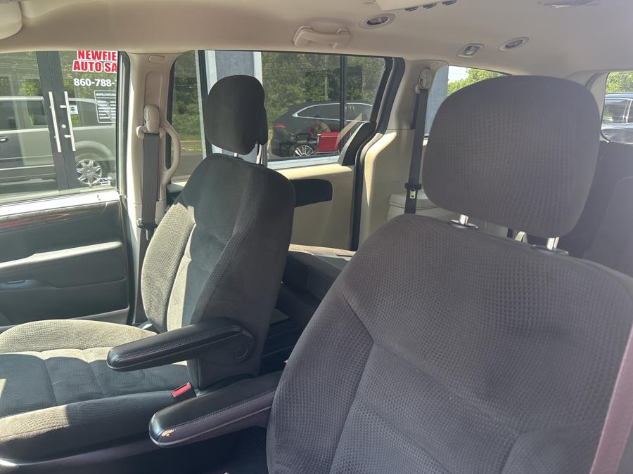 2016 Dodge Grand Caravan 4dr Wgn SE, available for sale in Middletown, Connecticut | Newfield Auto Sales. Middletown, Connecticut 2016 Dodge Grand Caravan 4dr Wgn SE, available for sale in Middletown, Connecticut | Newfield Auto Sales. Middletown, Connecticut