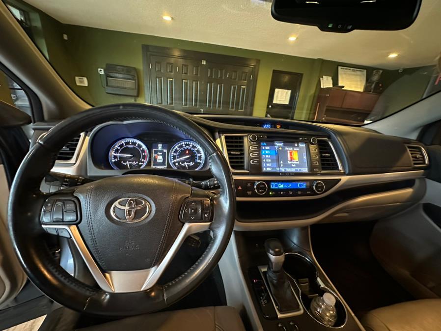 2016 Toyota Highlander AWD 4dr V6 XLE (Natl), available for sale in West Hartford, Connecticut | AutoMax. West Hartford, Connecticut 2016 Toyota Highlander AWD 4dr V6 XLE (Natl), available for sale in West Hartford, Connecticut | AutoMax. West Hartford, Connecticut