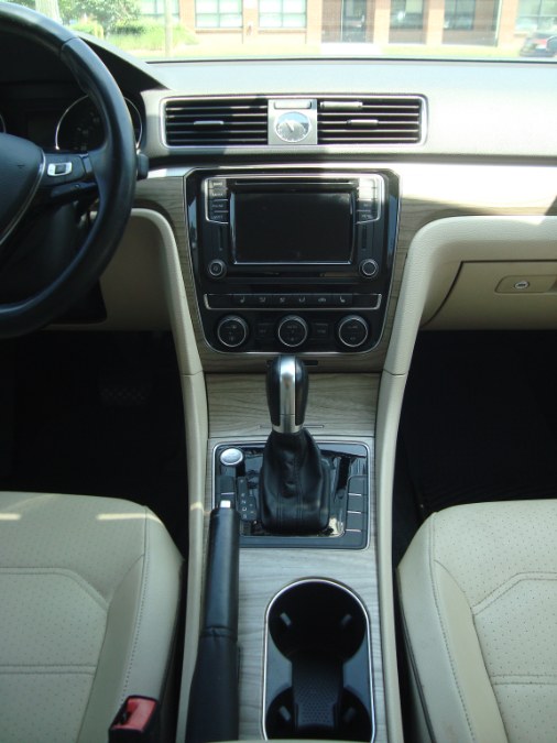 2016 Volkswagen Passat 4dr Sdn 1.8T Auto SE PZEV, available for sale in Manchester, Connecticut | Yara Motors. Manchester, Connecticut 2016 Volkswagen Passat 4dr Sdn 1.8T Auto SE PZEV, available for sale in Manchester, Connecticut | Yara Motors. Manchester, Connecticut