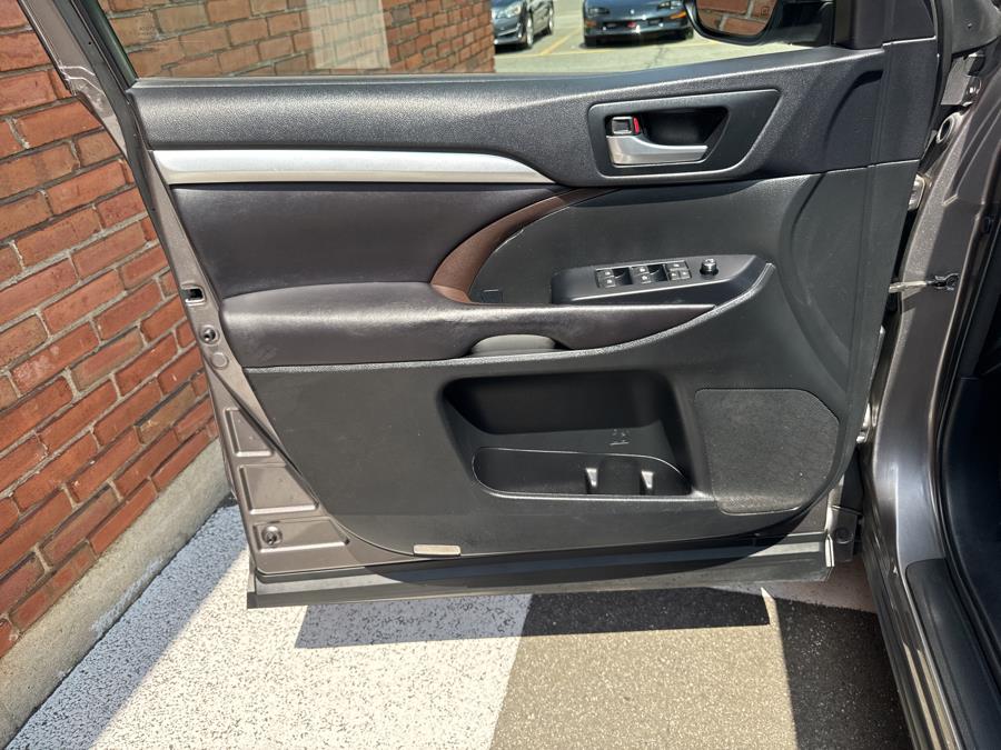 2016 Toyota Highlander AWD 4dr V6 XLE, available for sale in Waterbury, Connecticut | National Auto Brokers, Inc.. Waterbury, Connecticut 2016 Toyota Highlander AWD 4dr V6 XLE, available for sale in Waterbury, Connecticut | National Auto Brokers, Inc.. Waterbury, Connecticut