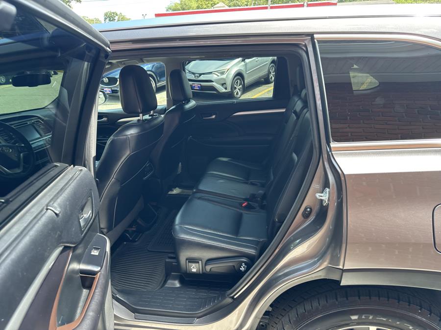 2016 Toyota Highlander AWD 4dr V6 XLE, available for sale in Waterbury, Connecticut | National Auto Brokers, Inc.. Waterbury, Connecticut 2016 Toyota Highlander AWD 4dr V6 XLE, available for sale in Waterbury, Connecticut | National Auto Brokers, Inc.. Waterbury, Connecticut
