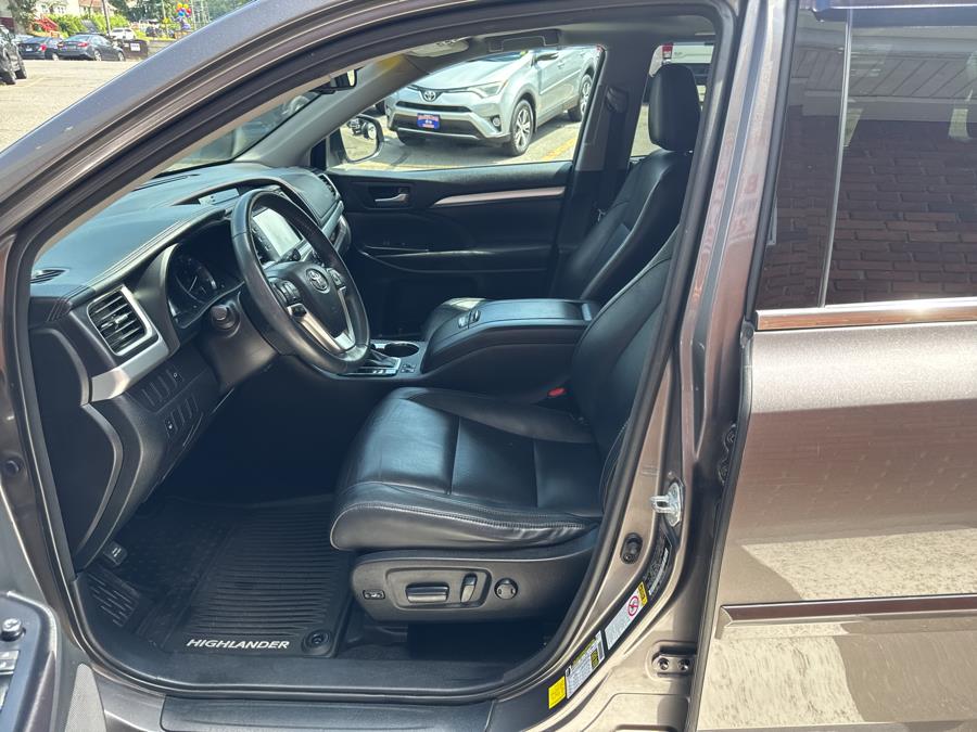 2016 Toyota Highlander AWD 4dr V6 XLE, available for sale in Waterbury, Connecticut | National Auto Brokers, Inc.. Waterbury, Connecticut 2016 Toyota Highlander AWD 4dr V6 XLE, available for sale in Waterbury, Connecticut | National Auto Brokers, Inc.. Waterbury, Connecticut